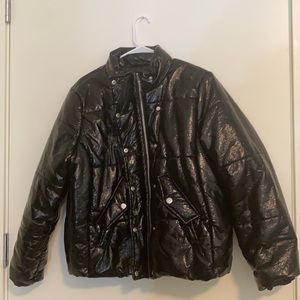 This is a black fashion nova coat it’s a size xL great material for the winter.